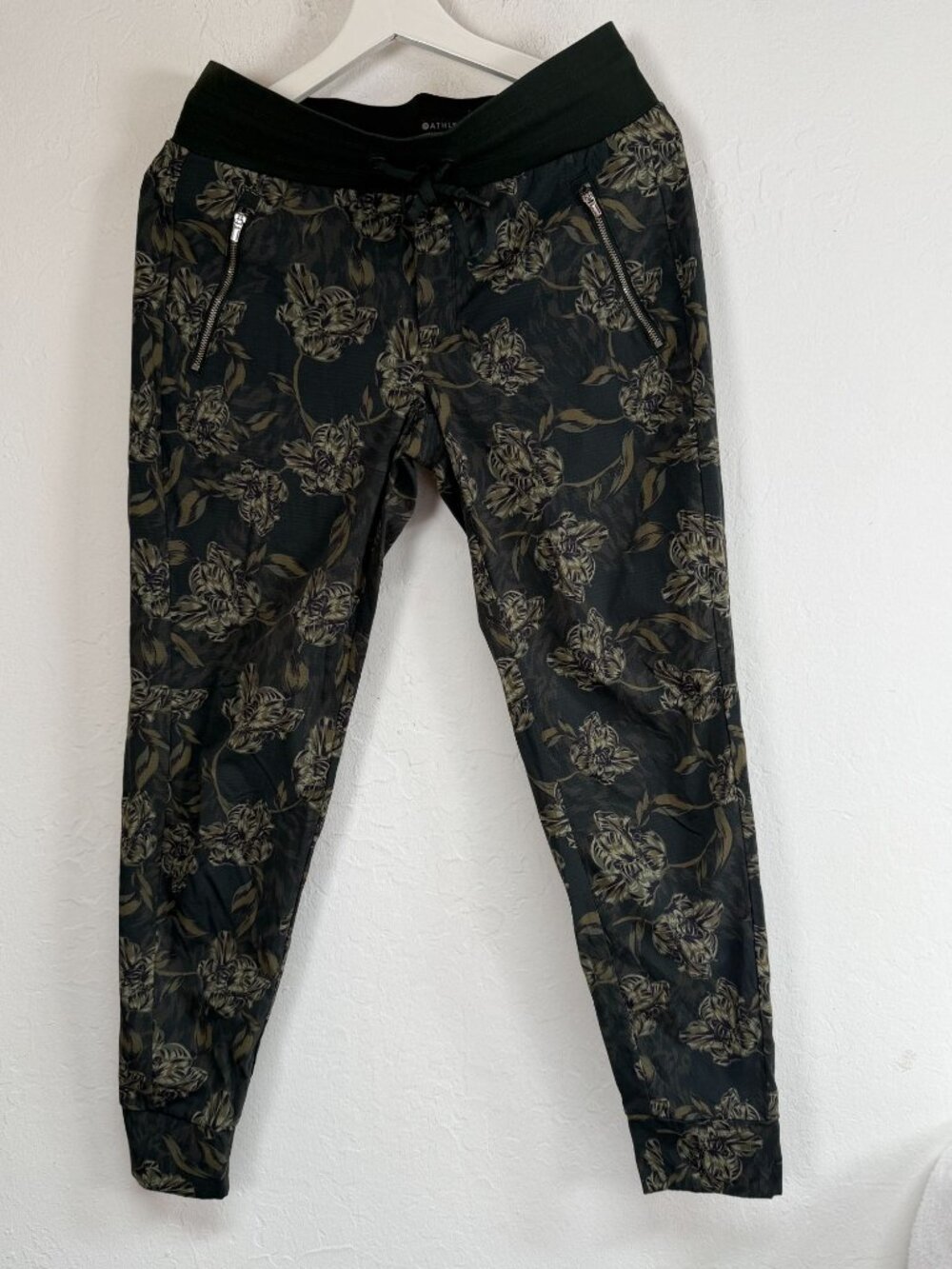 Athleta Trekkie North Printed Joggers Pants Size 4 Olive Green Floral Hiking